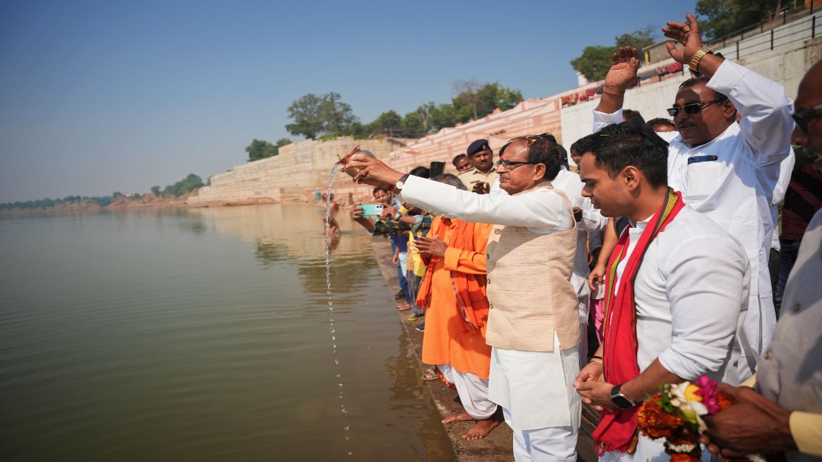 शक्ति की शरण में CM शिवराजः परिवार के साथ की कुल देवी और नर्मदा की पूजा, बोले- नामांकन के बाद अब मैं वोट डालने आऊंगा, चुनाव जनता लड़ेगी