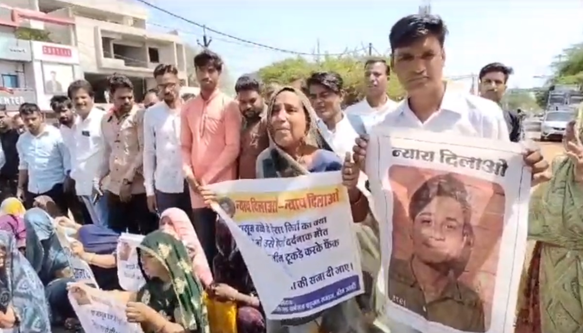 कब पुलिस की गिरफ्त में होंगे रोहित के हत्यारे? परिजनों ने कलेक्ट्रेट के बाहर किया चक्काजाम, 3 हिस्सों में मिला था नाबालिग का शव