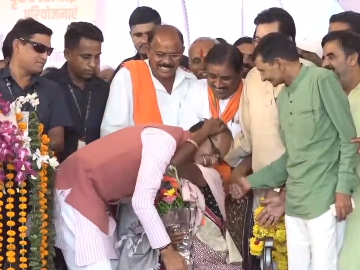 CM को चुनाव लड़ने महिला ने दिए थे 2 रुपए, सम्मान करते हुए शिवराज ने कहा – जो भी हूं इसी के आशीर्वाद की वजह से