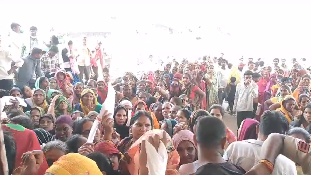 450 रुपए में सिलेंडर के लिए सड़कों पर लाडली बहनें : इस वजह से किया चक्काजाम, अधिकारियों की टीम पहुंची