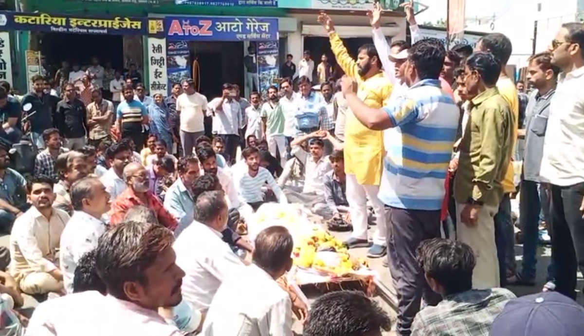 बाइक टकराने पर नाबालिग की हत्या : परिजनों ने सड़क पर शव रखकर किया चक्काजाम, आरोपियों को फांसी देने की मांग