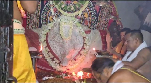 Sambalpur News: समलेश्वरी मंदिर में महालया पर देवी समलेश्वरी के ‘धबलामुखी अवतार’ देखने बड़ी संख्या में पहुंची भक्तों के भीड़