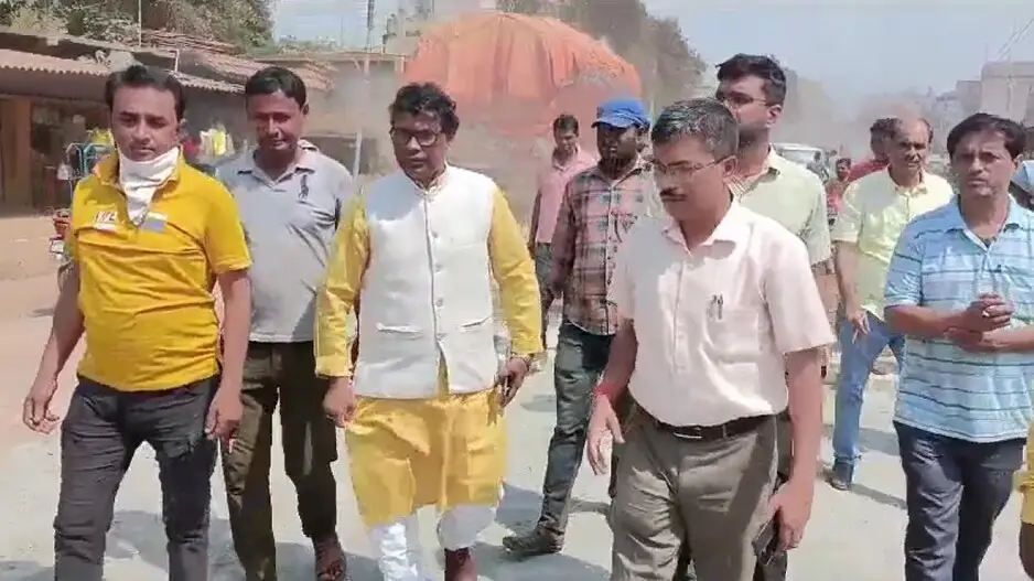 खराब सड़कें: एनएच-49 ने ली 6 लोगों की जान, गुस्साए लोगों ने प्रोडेक्ट डिरेक्टर को दो किलोमीटर तक चलाया पैदल