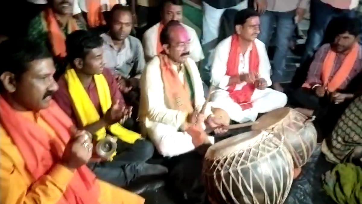 जनसंपर्क के दौरान दिखा भाजपा प्रदेश अध्यक्ष अरुण साव का दूसरा रूप, नगाड़ा बजाते वीडियो हो रहा वायरल…