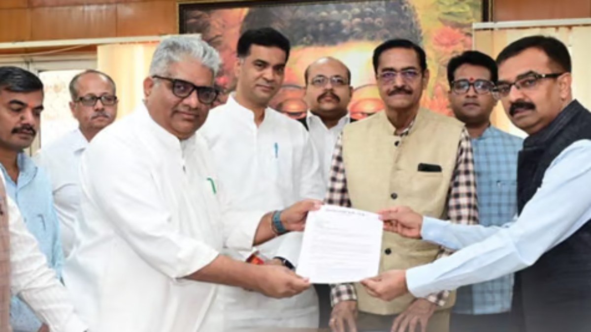 बीजेपी भी अफसरों की मनमानी से परेशान: रिटर्निंग अधिकारियों ने हटाये वाहनों और घरों पर लगे झंडे, केंद्रीय मंत्री ने निर्वाचन आयोग से की शिकायत 