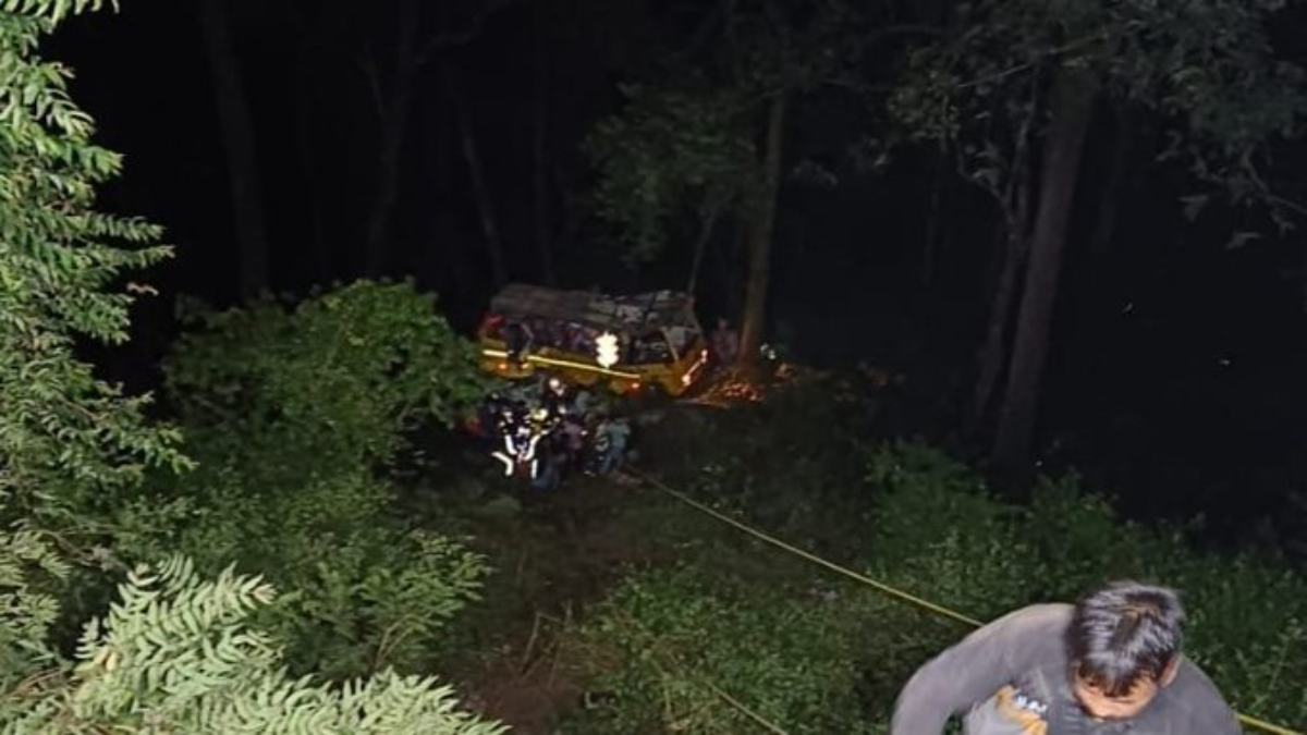Nainital Bus Accident : नैनीताल में 32 यात्रियों से भरी बस खाई में गिरी, एक की मौत, रेस्क्यू ऑपरेशन जारी