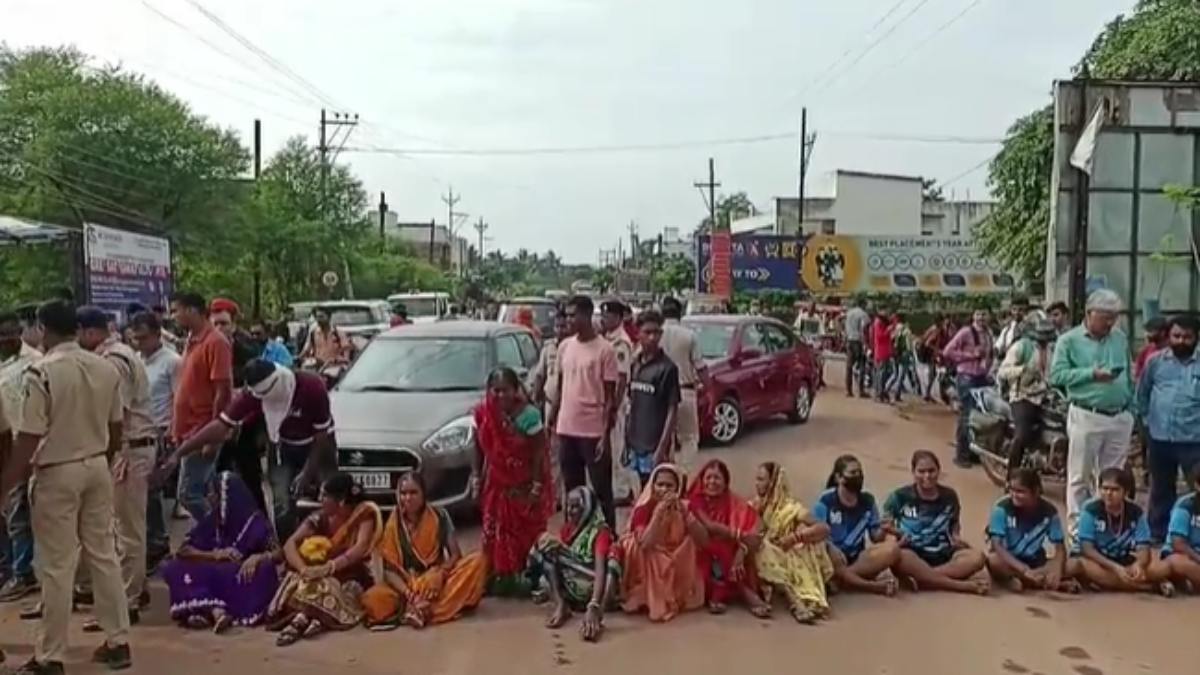 वार्ड की बदहाल व्यवस्था को लेकर लोगों का फूटा गुस्सा, किया चक्काजाम, महापौर पर भेदभाव का लगाया आरोप
