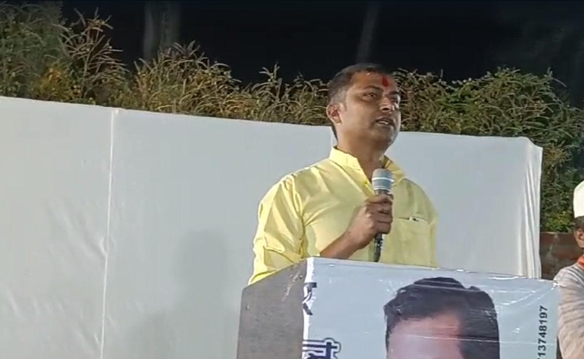 कांग्रेस कार्यकर्ताओं ने पार्टी के खिलाफ खोला मोर्चा: कहा- पैसे लेकर अपराधियों को बांटे टिकट, जनता से की अपील- अब फ्री की शराब लेकर वोट न दें  
