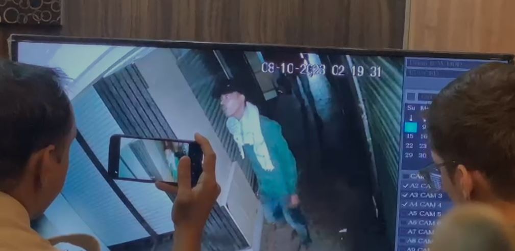 Indore Crime News: डॉलर मार्केट में चोरों का धावा, लाखों के मोबाइल पार, वारदात CCTV कैमरे में कैद