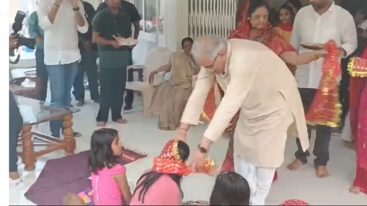 महानवमी पर मुख्यमंत्री बघेल ने सपरिवार कराया कन्या भोजन, आरती के बाद चरण स्पर्श कर लिया आशीर्वाद…