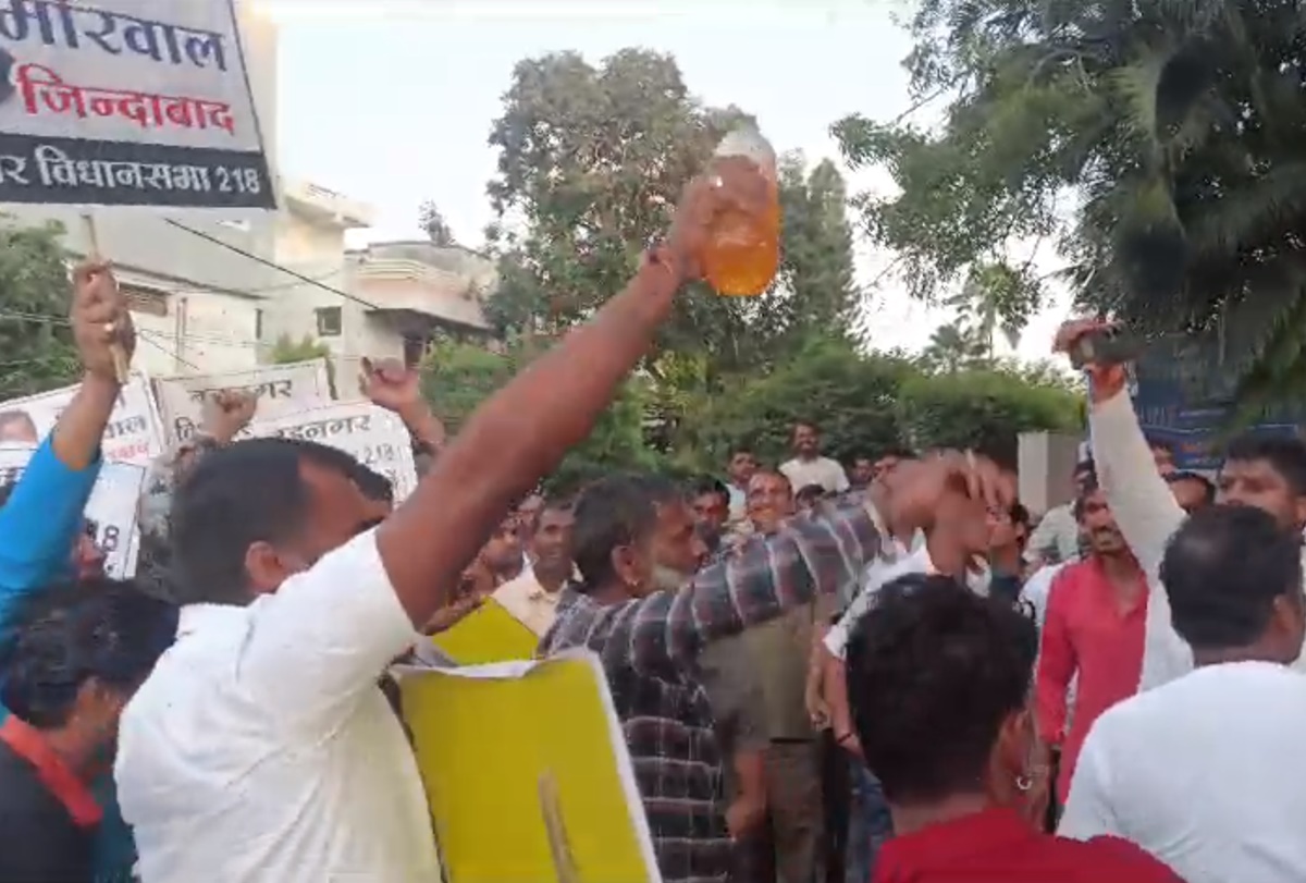 कमलनाथ के बंगले के बाहर जमकर बवाल: विधायक समर्थकों ने खुद पर डाला डीजल, देखें Video  