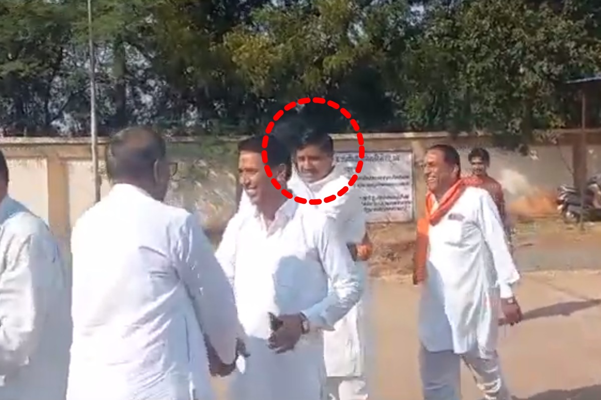 लोकतंत्र की खूबसूरत तस्वीर: नामांकन भरने पहुंचे बीजेपी-कांग्रेस प्रत्याशी ने एक दूसरे को लगाया गले, एक ही सीट से चुनावी मैदान में होगा आमना-सामना  