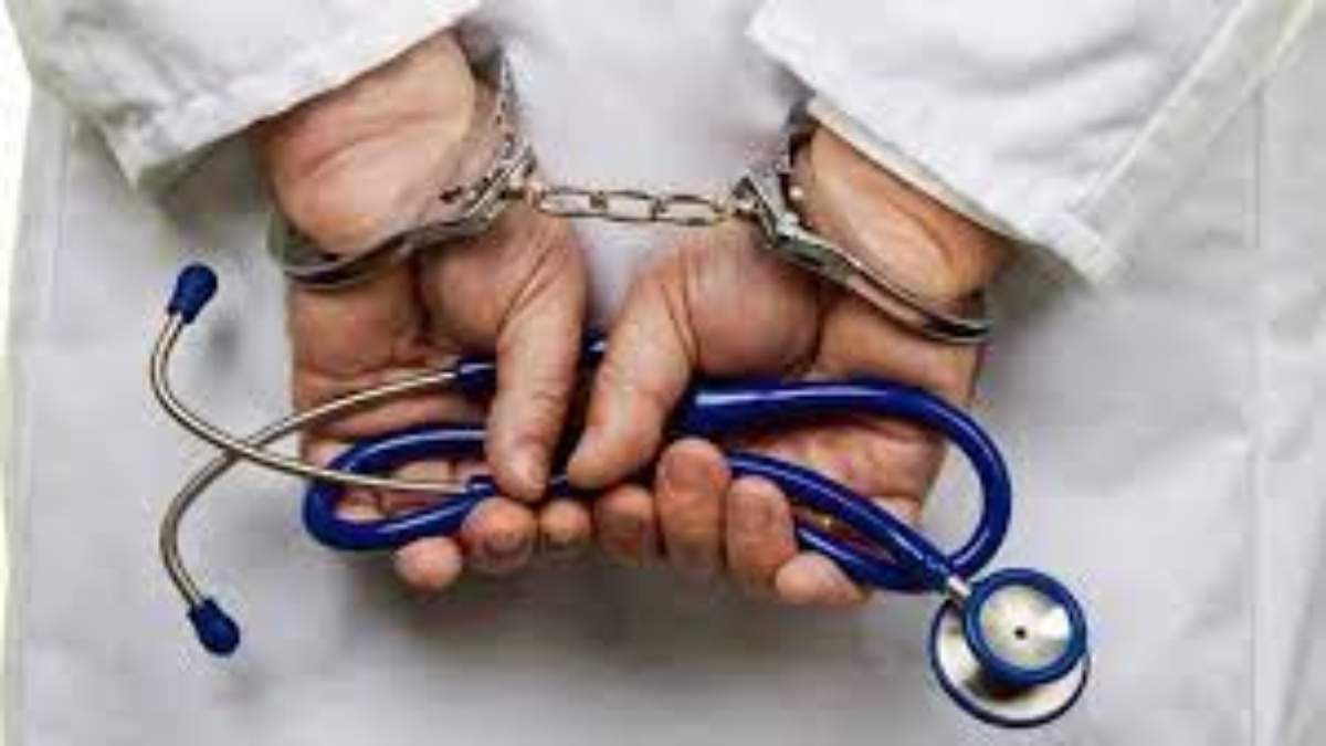 एमएलआर काटने के बदले 10 हजार रुपए रिश्वत लेता डॉक्टर गिरफ्तार