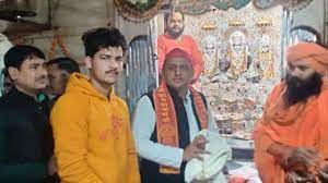 दर्शन के लिए परिवार संग केदारनाथ पहुंचे अखिलेश यादव, एयरपोर्ट पर उमड़ी कार्यकर्ताओं की भीड़