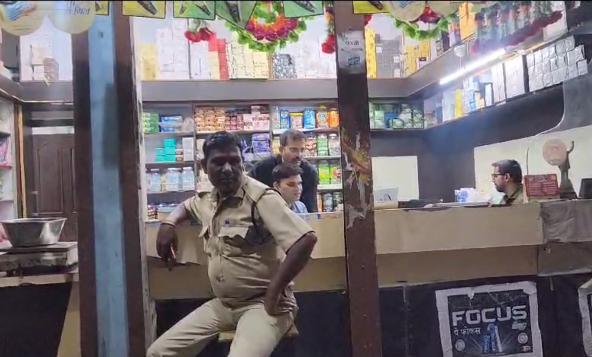 GST RAID: गुटखा व्यापारी के यहां जीएसटी टीम ने मारा छापा, दस्तावेज की पड़ताल कर रही टीम