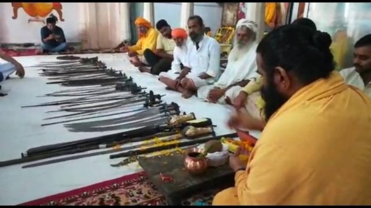 विजयादशमी पर ग्वालियर में संतों ने किया शस्त्र पूजनः रानी लक्ष्मीबाई से जुड़ा है इतिहास, आचार संहिता के चलते नहीं हुआ शस्त्र कौशल का प्रदर्शन