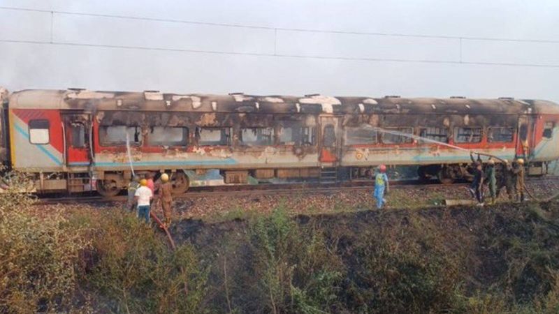 पातालकोट एक्सप्रेस में लगी आग, झांसी-आगरा रेल मार्ग 3 घंटे रहा प्रभावित