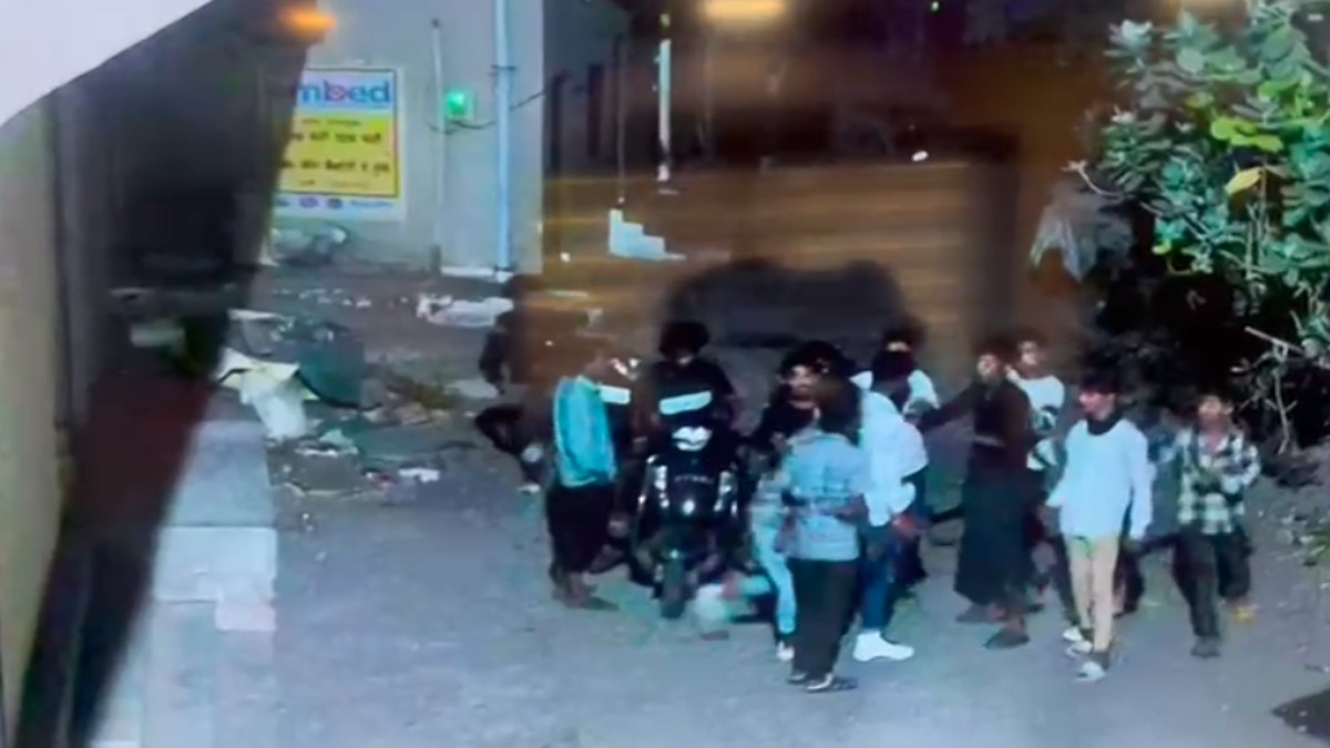 MP Crime : विवाद के बाद दसवीं कक्षा के छात्र की चाकू मारकर हत्या, आरोपी फरार, घटना का CCTV फुटेज आया सामने