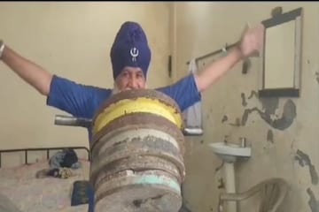 85 साल के निहंग जत्थेदार सतनाम सिंह दांतों से 125 किलोग्राम वजन उठाने का बना चुके विश्व रिकॉर्ड , अब रेल इंजन खींचने की तैयारी