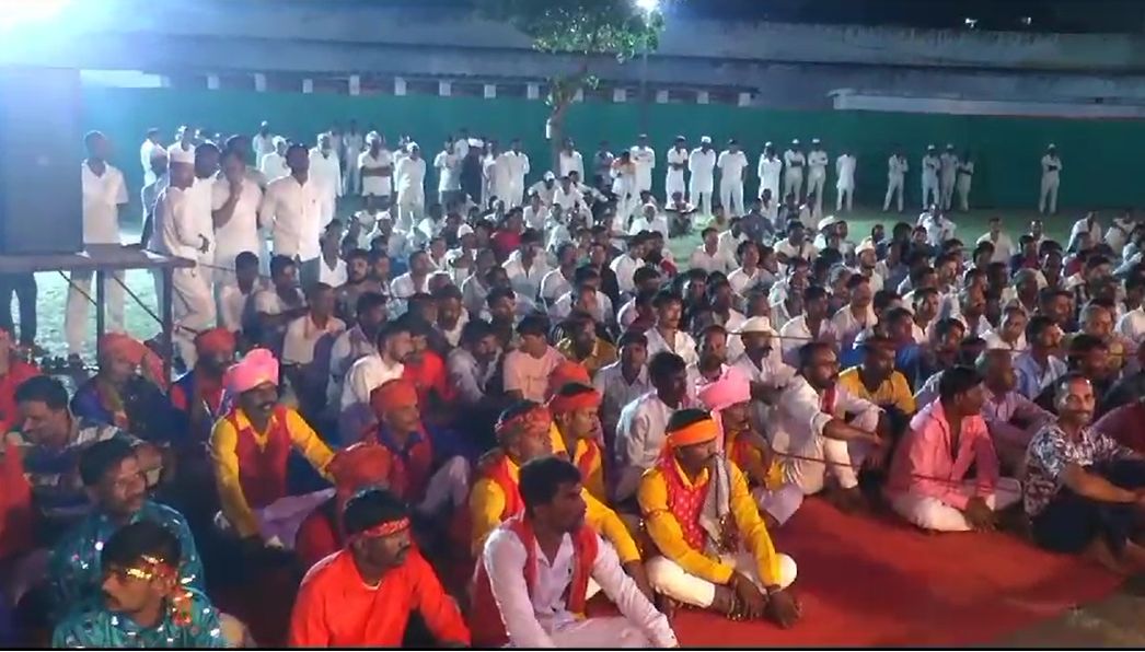 Indore Central Jail में देवी की आराधना: 100 पुरुष और 60 महिला बंदियों की टीम ने किया गरबा