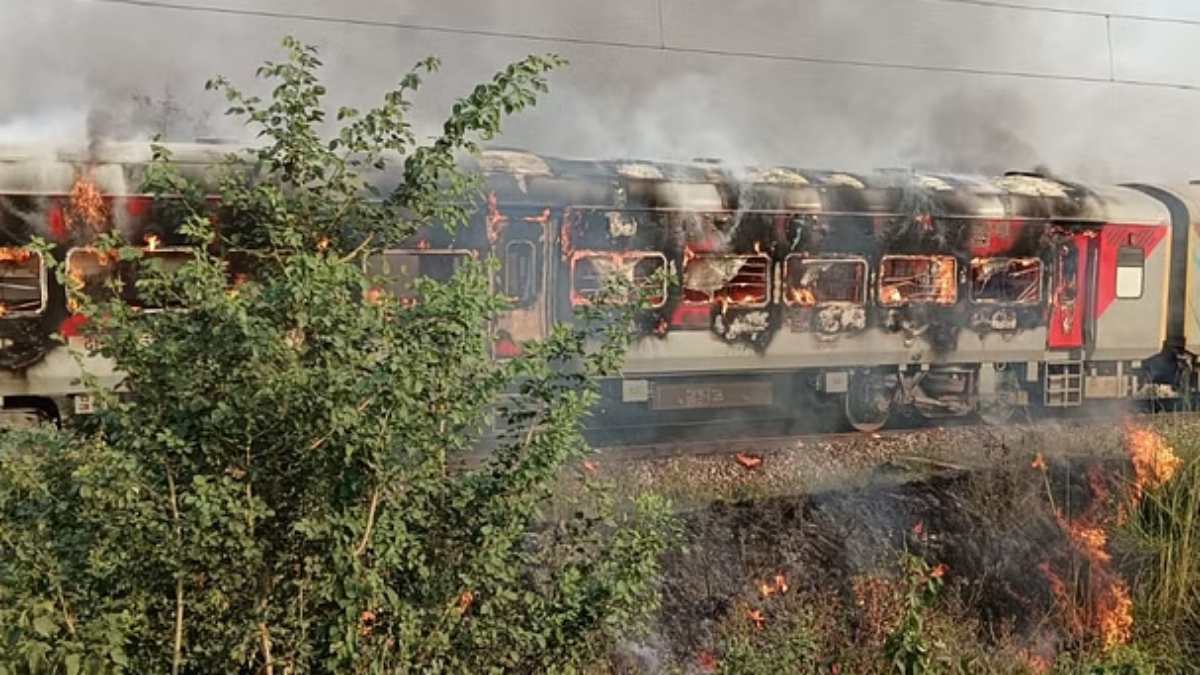 Big Accident : इस एक्सप्रेस ट्रेन के दो डिब्बों में लगी भीषण आग, कई यात्री झुलसे, मची अफरा-तफरी