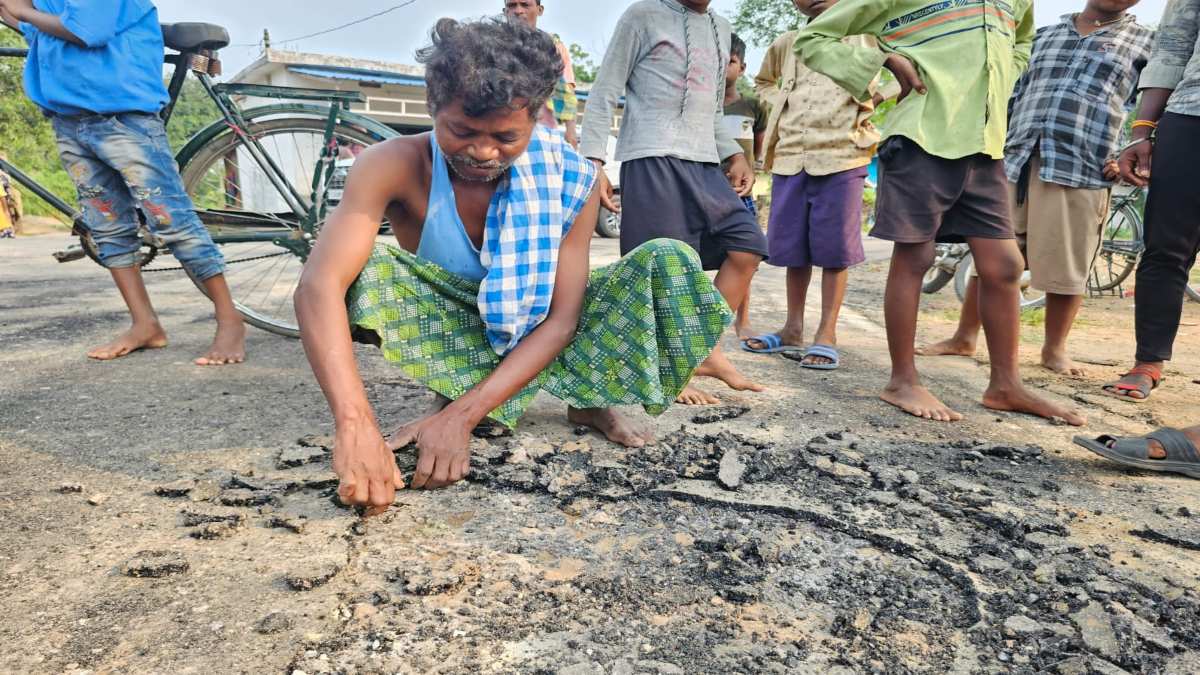 16 करोड़ की लागत से बन रही सड़क का ऐसा हाल! बिछाने के बाद दूसरे दिन ही उखड़ने लगा डामर, ग्रामीणों का फूटा आक्रोश