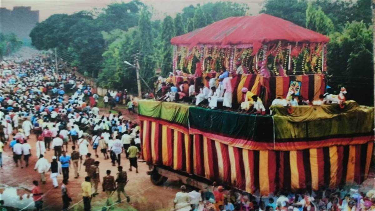 बस्तर दशहरे में सौतेला रवैया : हर साल प्रशासन करता है लाखों खर्च, पर देवी की भूमिका निभाने वाली बच्ची और पुजारियों को नहीं मिलती आर्थिक सहायता…