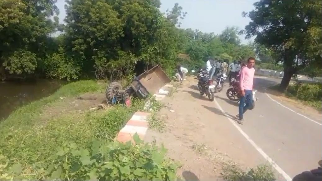 MP में दर्दनाक सड़क हादसाः बड़वानी में मजदूरों से भरी ट्रैक्टर ट्राली पलटने से तीन की मौत, पांच घायल