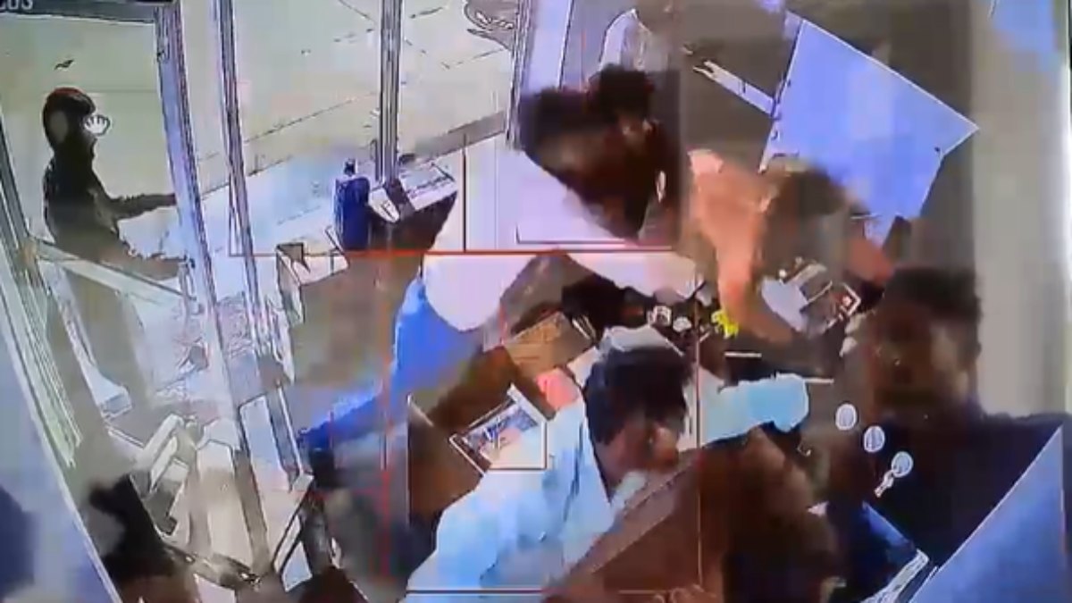 CG Crime : बेखौफ बदमाशों का आतंक, युवकों ने पेट्रोल पंप के कर्मचारियों से की मारपीट, CCTV वीडियो आया सामने