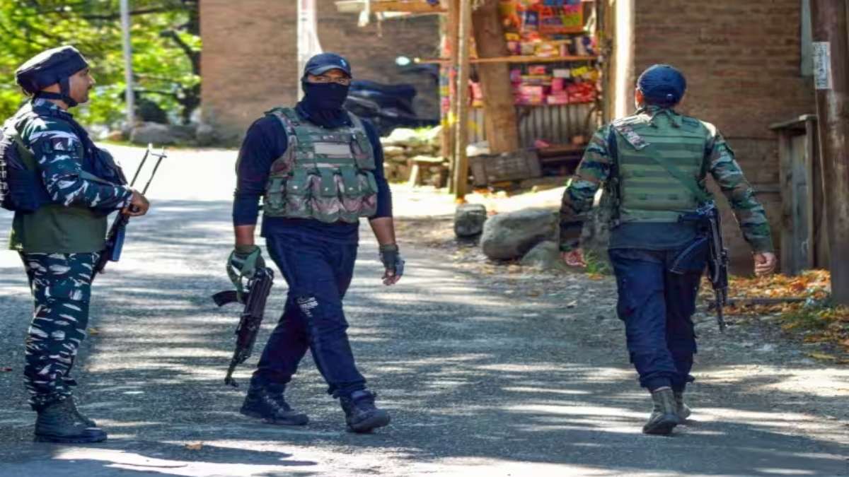 सुरक्षाबलों ने जम्मू-कश्मीर के कुलगाम में दो आतंकियों को किया ढेर, इलाके में सर्च ऑपरेशन जारी