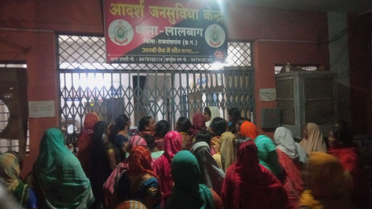 CG BREAKING : बड़ी संख्या में ग्रामीणों ने थाने का किया घेराव, पुलिस और ग्रामीणों के बीच हुई जमकर झूमाझटकी, प्रैक्टिशनर डॉक्टर को उठाए जाने पर गरमाया मामला