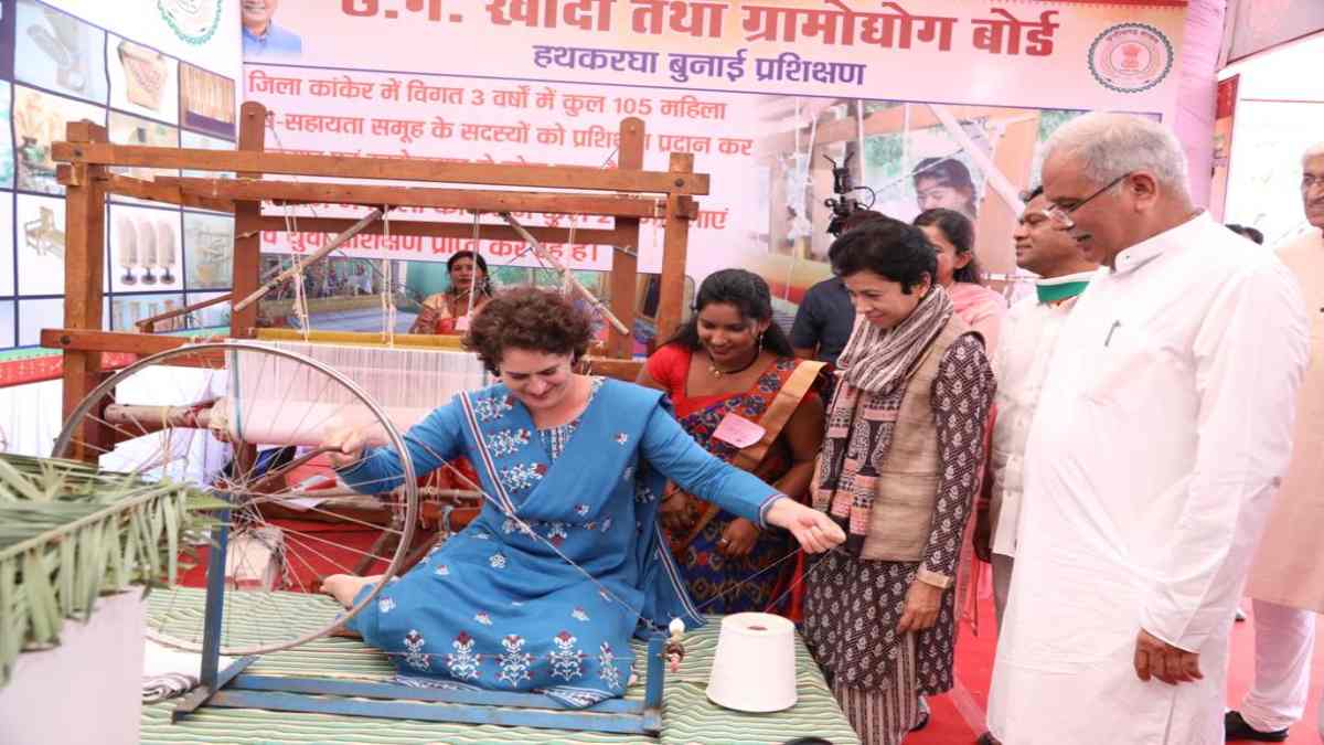 पंचायती राज सम्मेलन : प्रियंका गांधी ने भूपेश सरकार की योजनाओं को सराहा, चरखा चलाकर काटा सूत, माटी कला के स्टॉल में दिया में रंगाई भी की