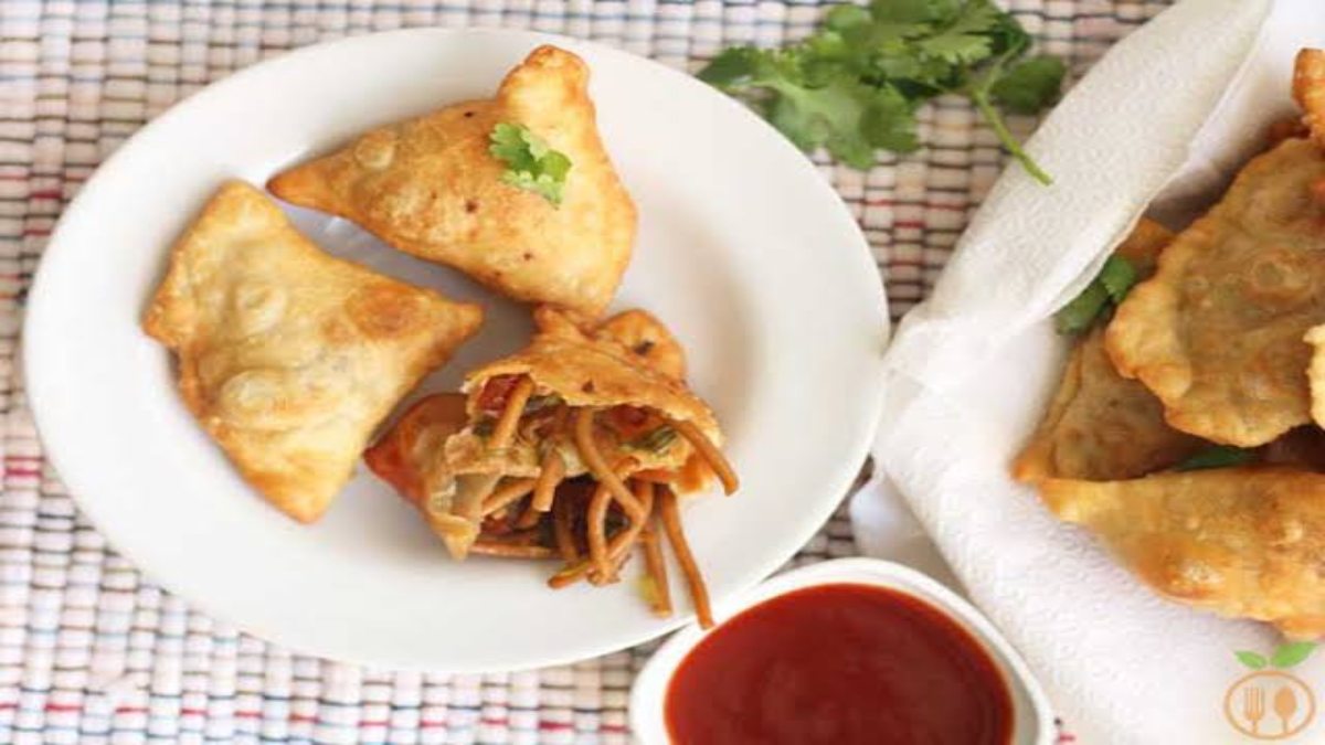 Today’s Recipe : आलू समोसा से हटकर ट्राय करें नूडल्स समोसा, स्वाद में होता है चटपटा और क्रिस्पी, जानिए Noodles Samosa की रेसिपी