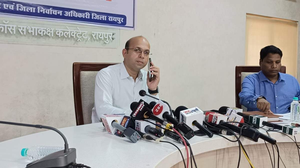 रायपुर में बढ़े 2.60 लाख वोटर : कलेक्टर भूरे ने कहा – CCTV से होगी मतदान केंद्राें की मॉनिटरिंग, SSP अग्रवाल बोले – सुरक्षा के पर्याप्त इंतजाम, चारों सरहद पर बनाए गए नाके, अपराधियों को किया जाएगा जिला बदर