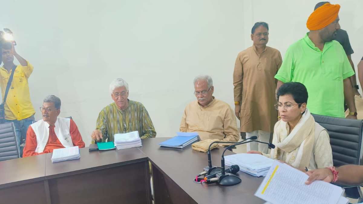 जल्द आएगी कांग्रेस प्रत्याशियों की सूची : प्रदेश चुनाव समिति की बैठक में टिकट बंटवारे पर मंथन, BJP प्रत्याशियों की सूची पर CM बघेल का तंज, कहा – परिवारवाद के खिलाफ बोलने वाले ही परिवारवाद को दे रहे बढ़ावा