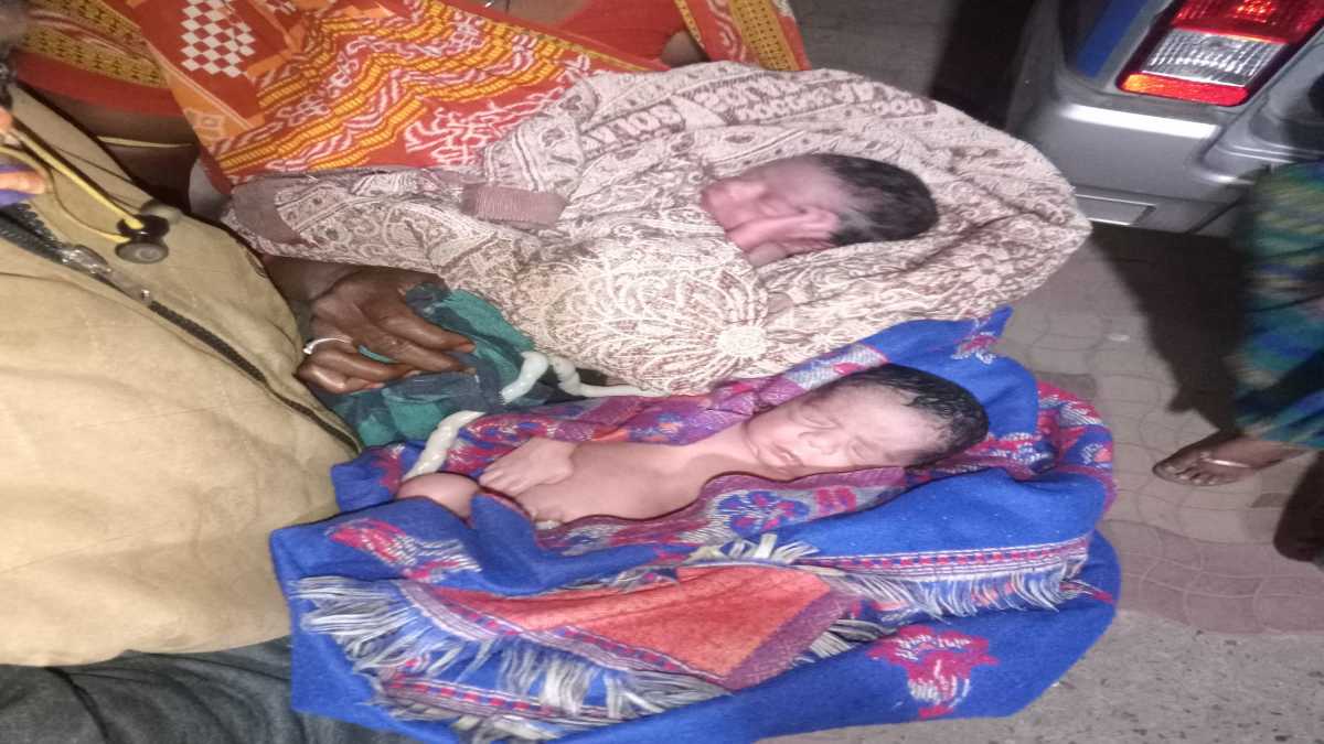 दर्द पर खाकी का मरहमः प्रसव पीड़ा से कराह रही थी गर्भवती, मदद की गुहार पर आधी रात पहुंची पुलिस, फिर रास्ते में ही वाहन में दिया 2 बच्चों को जन्म