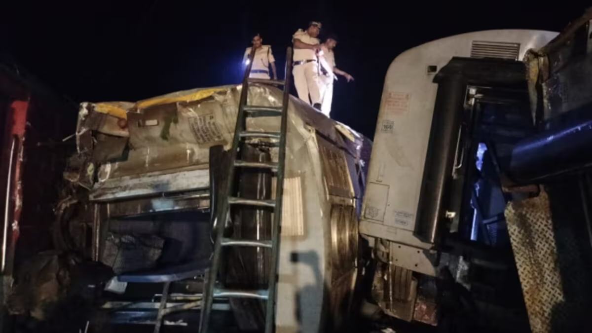 Train Accident: बिहार में नॉर्थ ईस्ट एक्सप्रेस ट्रेन की 6 बोगियां पटरी से उतरी, हादसे में 4 की मौत, 100 घायल