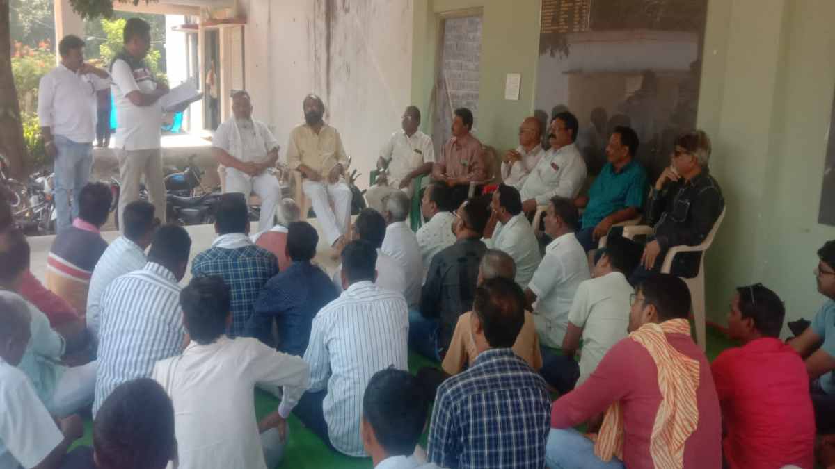 CG में विधायक के खिलाफ बगावत : पर्यवेक्षक के सामने कांग्रेसियों ने निकाला आक्रोश, नए चेहरे को टिकट देने की मांग
