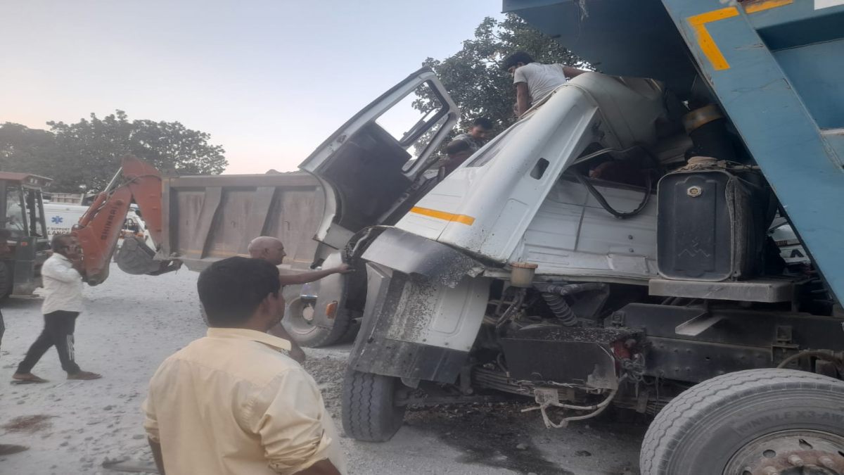CG ACCIDENT : दो डंफर के बीच जोरदार टक्कर, घायल अवस्था में केबिन के अंदर फंसे दोनों ड्राइवर