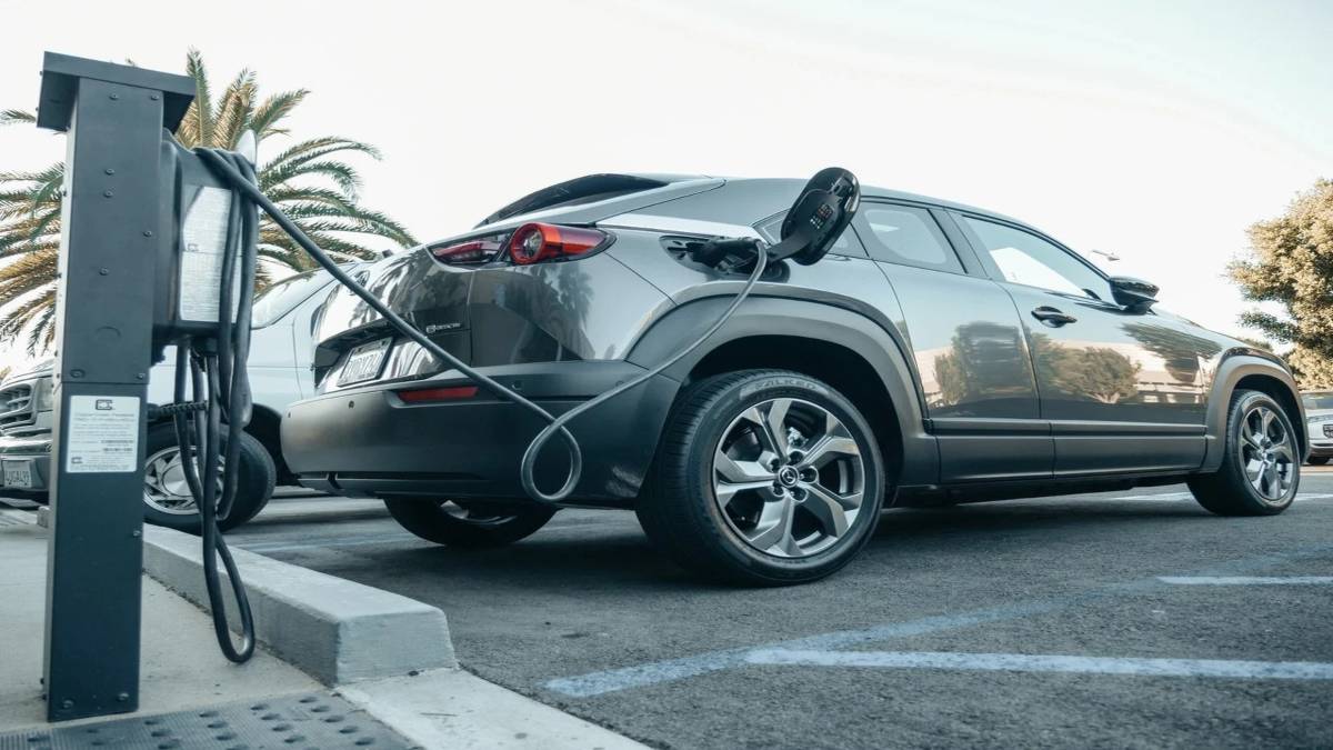 How to Maximize EV Range : Electric Car की रेंज की टेंशन खत्म, जानें किस तरह बढ़ाएं इलेक्ट्रिक कार की माइलेज