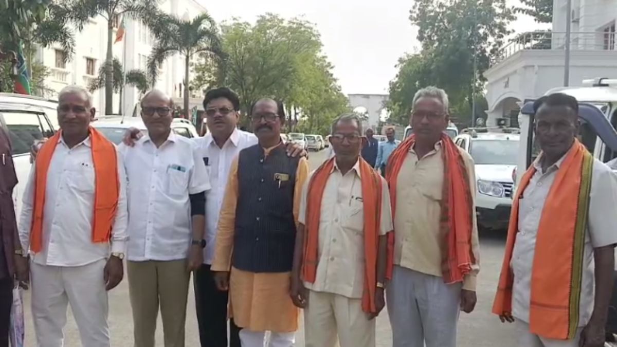 CG में BJP प्रत्याशी का विरोध : भाजपा कार्यालय पहुंचे कार्यकर्ता, कहा – टिकट नहीं बदली तो फिर हारेंगे…