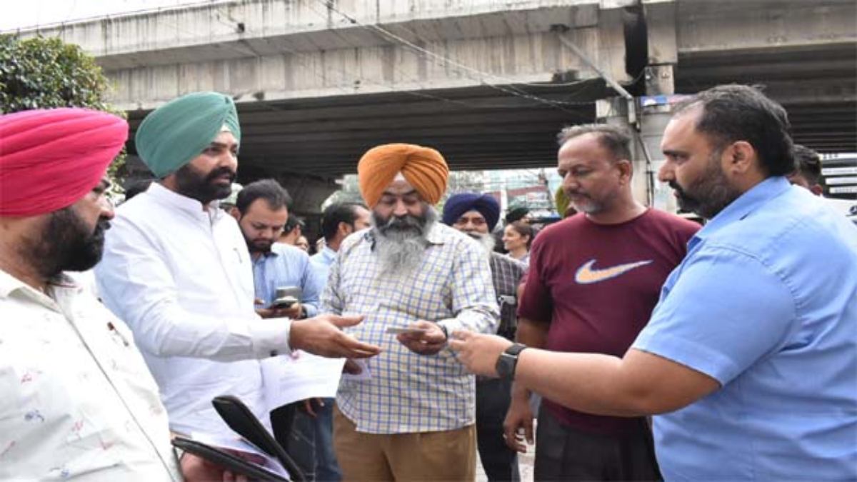 Punjab News: चेकिंग अभियान में 21 बसों का कटा चालान, साढ़े 3 लाख का ठोका गया जुर्माना