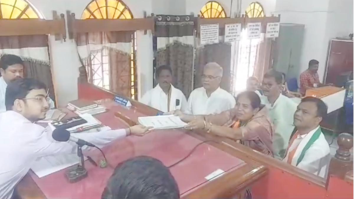 कांकेर जिले की तीनों प्रत्याशियों ने भरा नामांकन : CM बघेल ने कहा – इस बार फिर तीनों सीटें जीतेगी कांग्रेस, बगावत करने वाले विधायक को मना लेंगे…