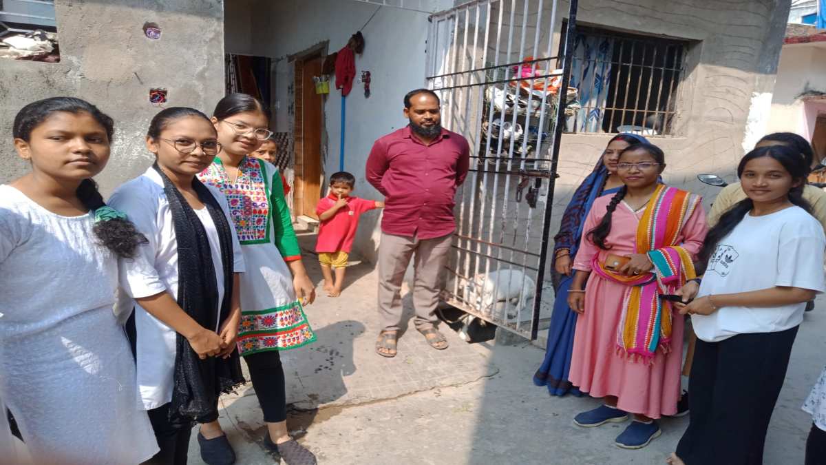 मतदान प्रतिशत बढ़ाने अच्छी पहल : कलेक्टर ने बनाई बेटियों की टोली, घर-घर जाकर मतदान के लिए कर रही जागरूक