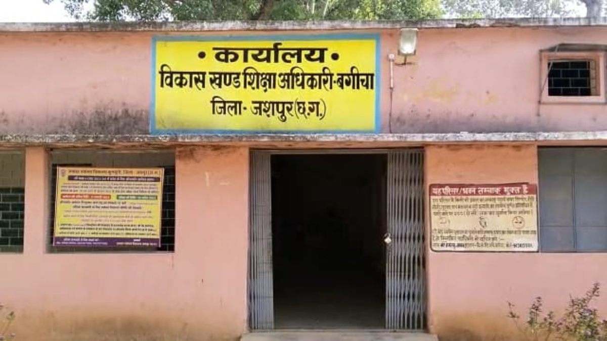 शराबी शिक्षक के कंधे मतदान कार्य की जिम्मेदारी : प्रशिक्षण के दौरान अजीब हरकत करने लगे दो टीचर, जांच हुई तो नशे में पाए गए अध्यापक, दोनों पर गिरी गाज