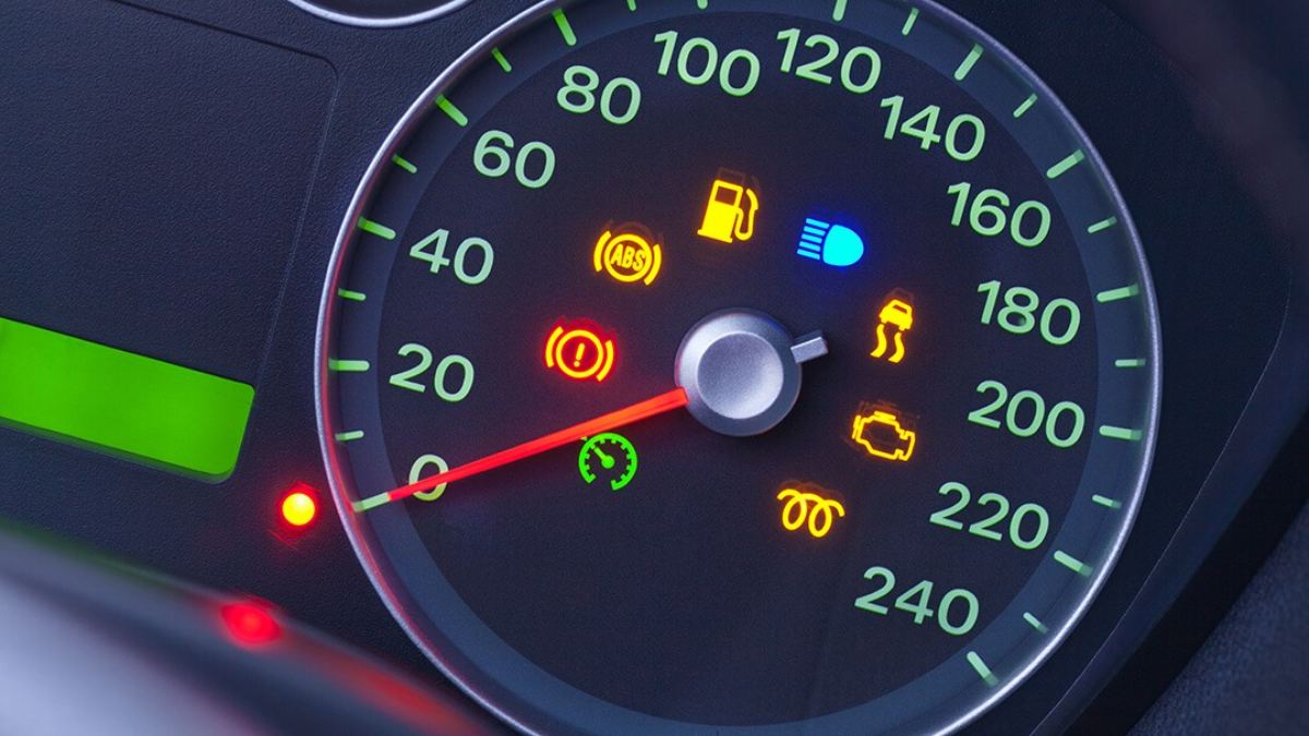 Car Dashboard lights : डैशबोर्ड पर जलने लगे ये लाइट्स तो हो जाएं अलर्ट, जानिए हर इंडिकेटर का मतलब