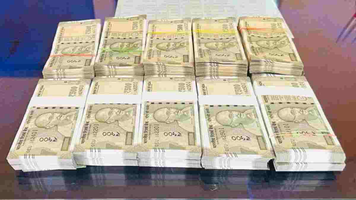 धमतरी में दो दिन में 12 लाख रुपए जब्त : बोराई बैरियर पर पुलिस ने की सरप्राइस चेकिंग, ओड़िशा के व्यापारी से 10 लाख बरामद