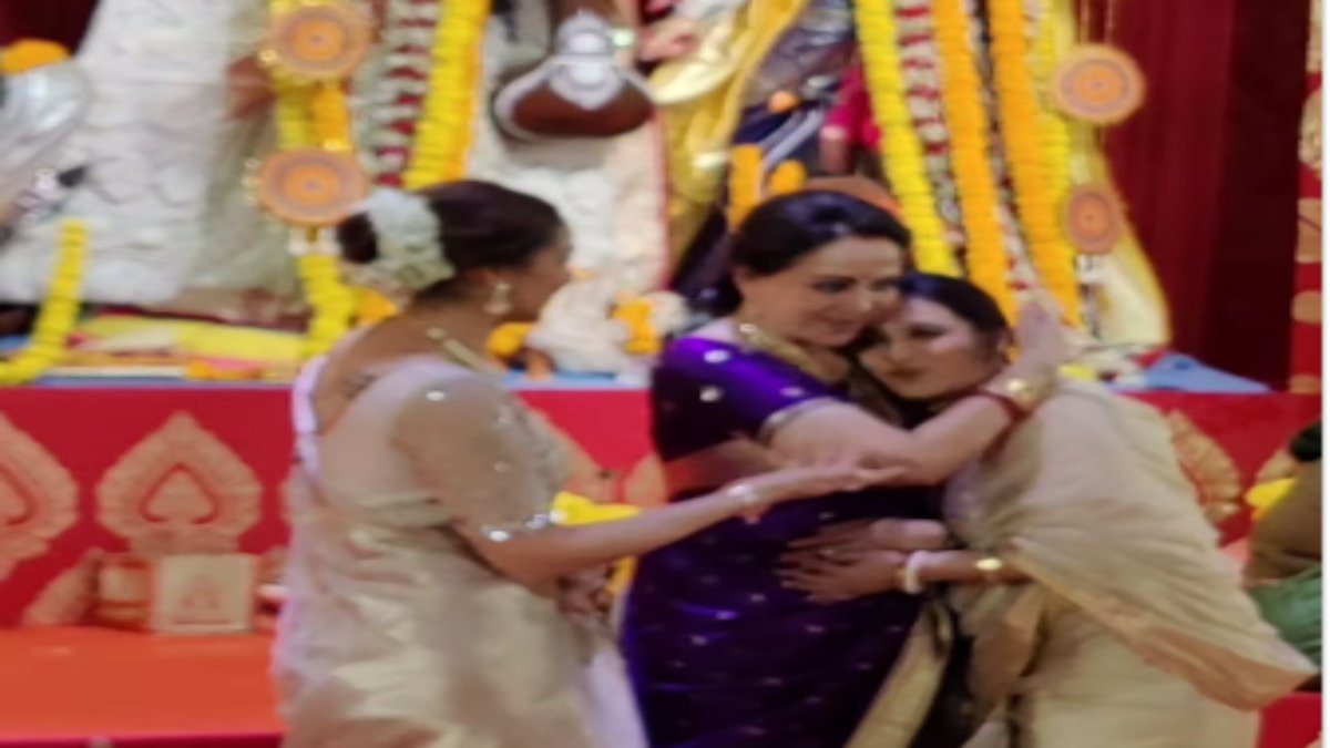 बॉलीवुड में दिखी दुर्गा की रौनक, मां की आराधना में डूबी बॉलीवुड एक्ट्रेस …