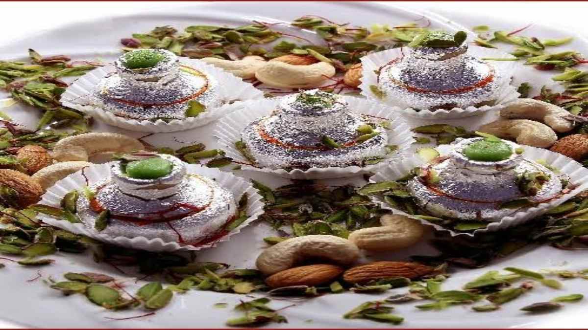 Today’s Recipe : दशहरा पर घर आए मेहमानों को खिलाएं काजू कलश मिठाई, यहां देखें रेसिपी …