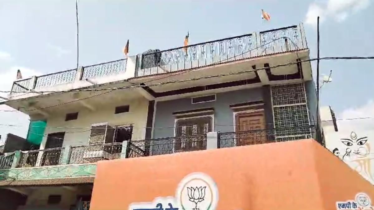आचार संहिता का उल्लंघन: सरकारी कर्मचारी पर आरोप, पंचायत सचिव के घर लगे चुनावी झंडे